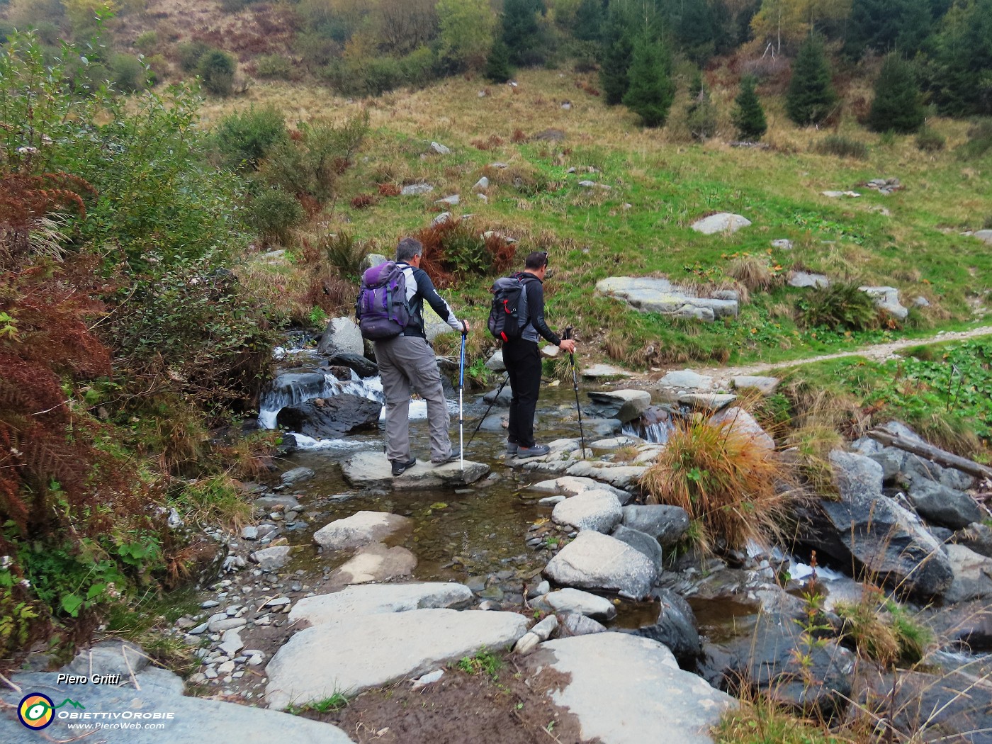 10 Secondo ruscello da passare su pietre.JPG